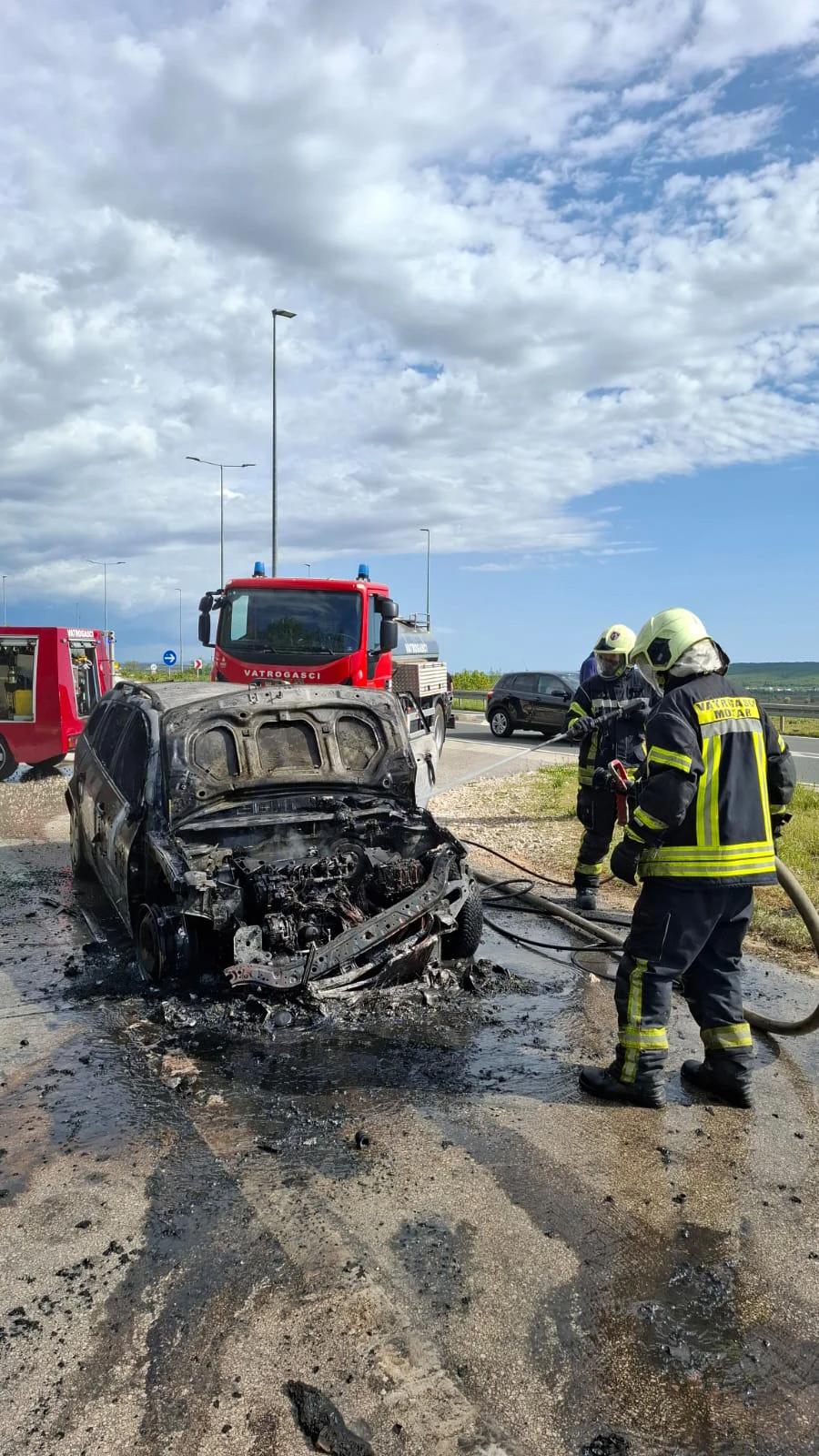Požar na automobilu u Pologu
