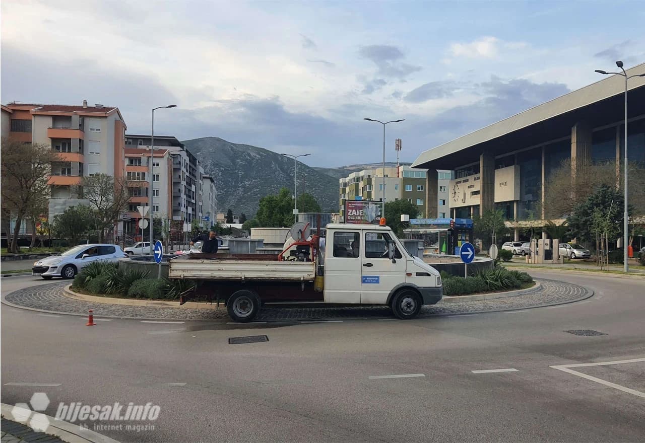 Čišćenje fontane ispred autobusnog kolodvora