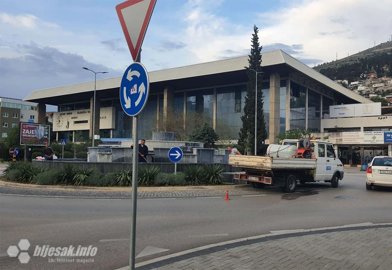 Čišćenje fontane ispred autobusnog kolodvora