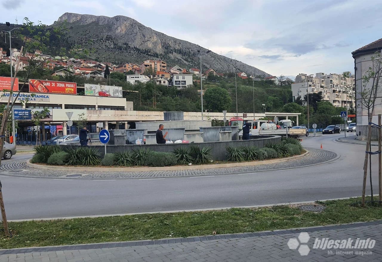 Čišćenje fontane ispred autobusnog kolodvora