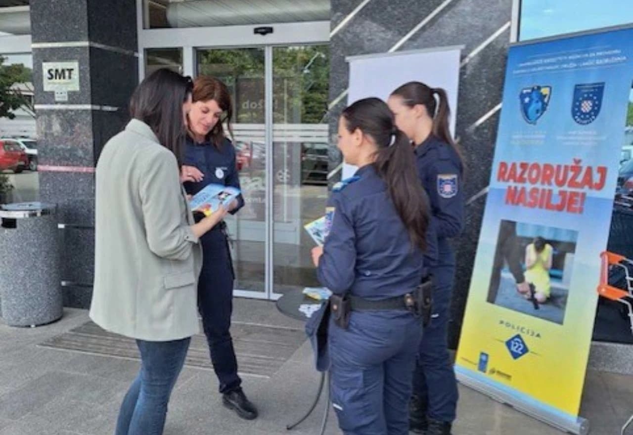 Policijske službenice dijele letke