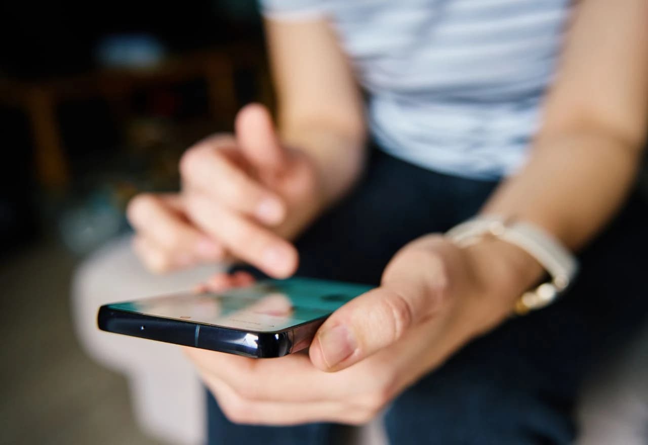 Pametni telefon u rukama