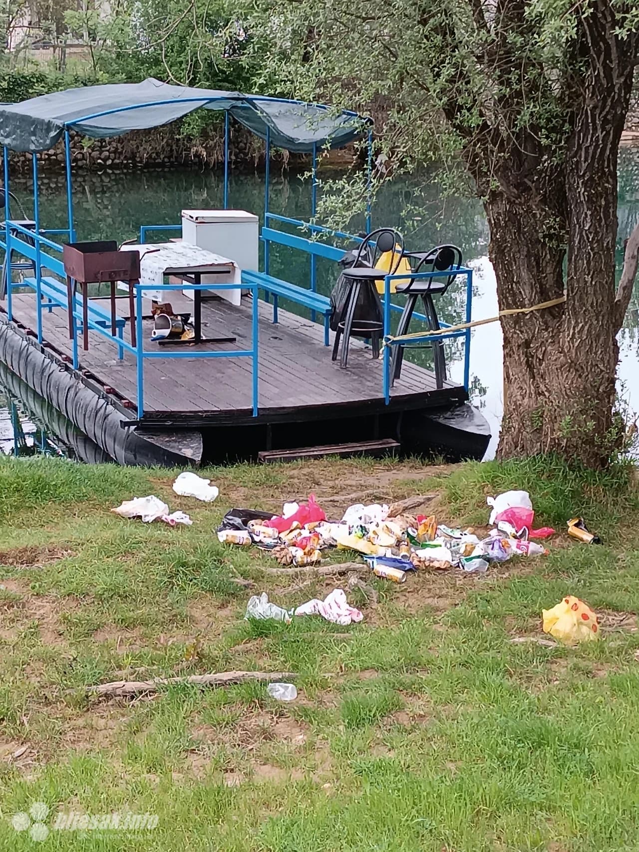 Parkiran splav i bačeno smeće