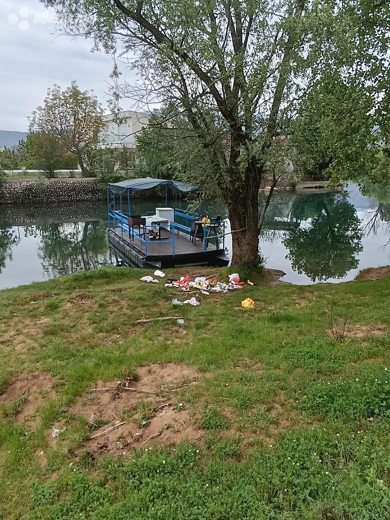 Splav i smeće bačeno oko njega