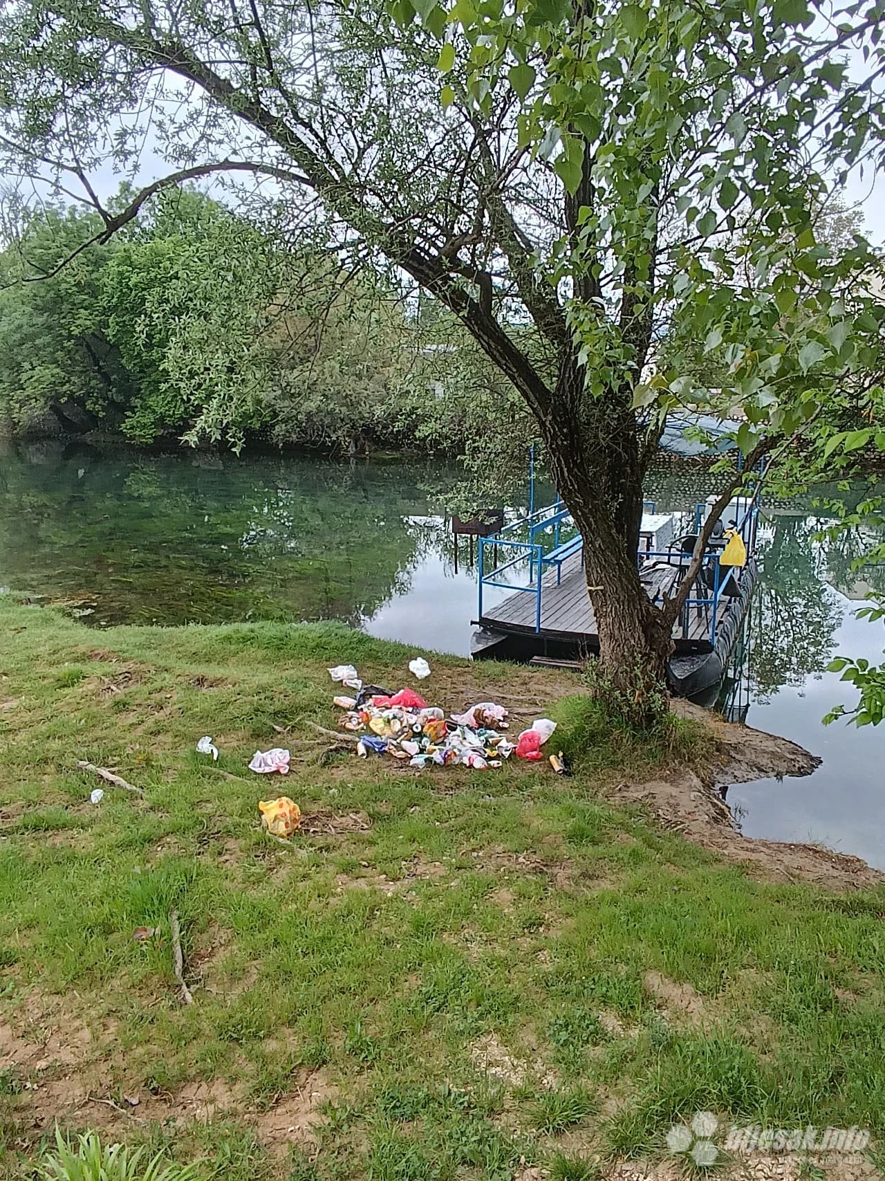 Izbačeno smeće pored 'parkiranog'splava