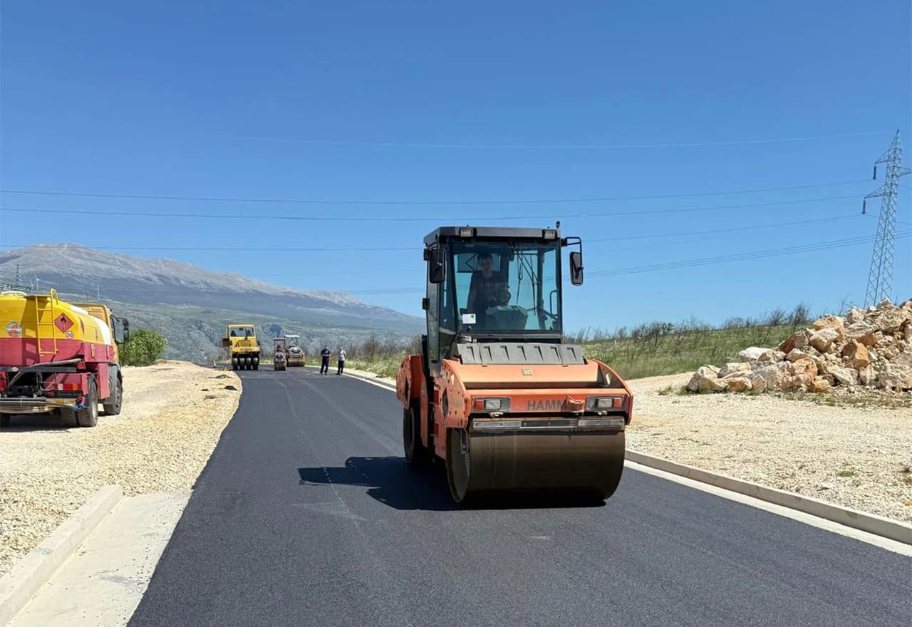 Završni sloj asfalta na prometnici Varda – Rodoč