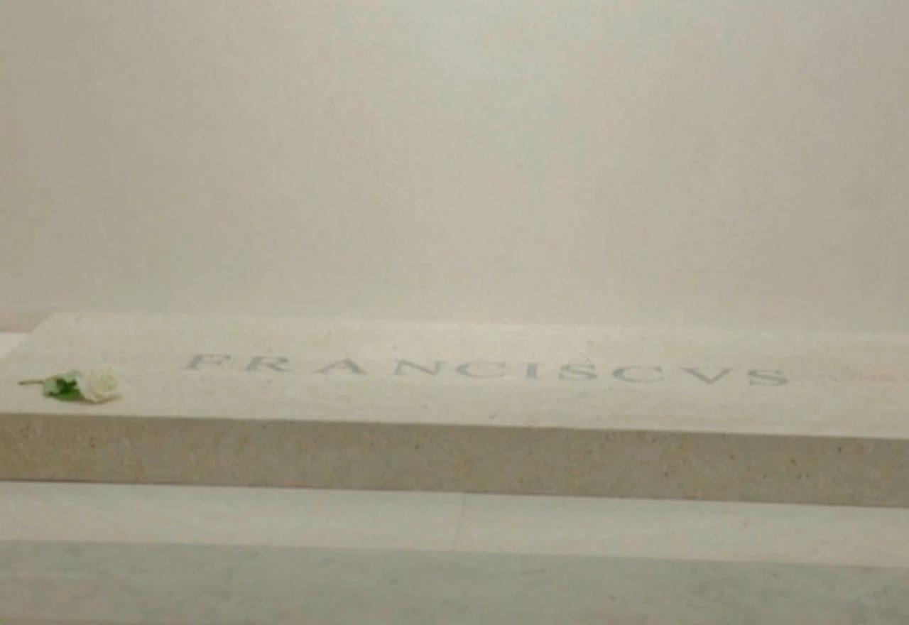 Nadgrobna ploča na grobu pape Franje