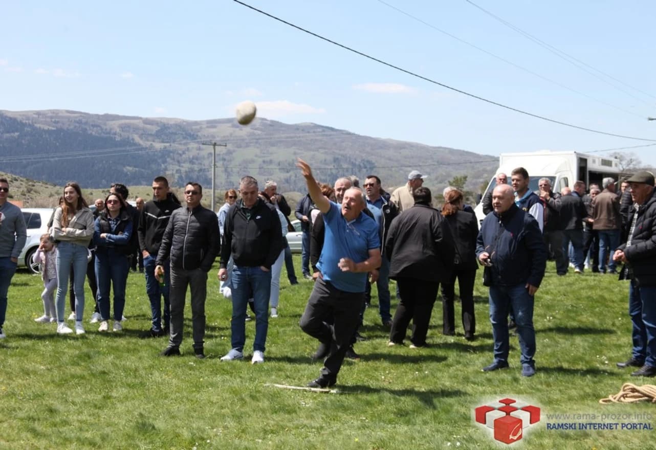 Bacanje kamena s ramena