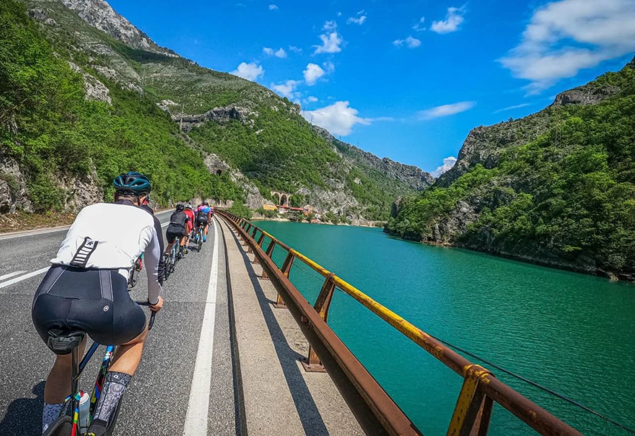 Biciklisti stigli u Vukovar: Svijeće, cvijeće i poruke mira na simboličnim mjestima