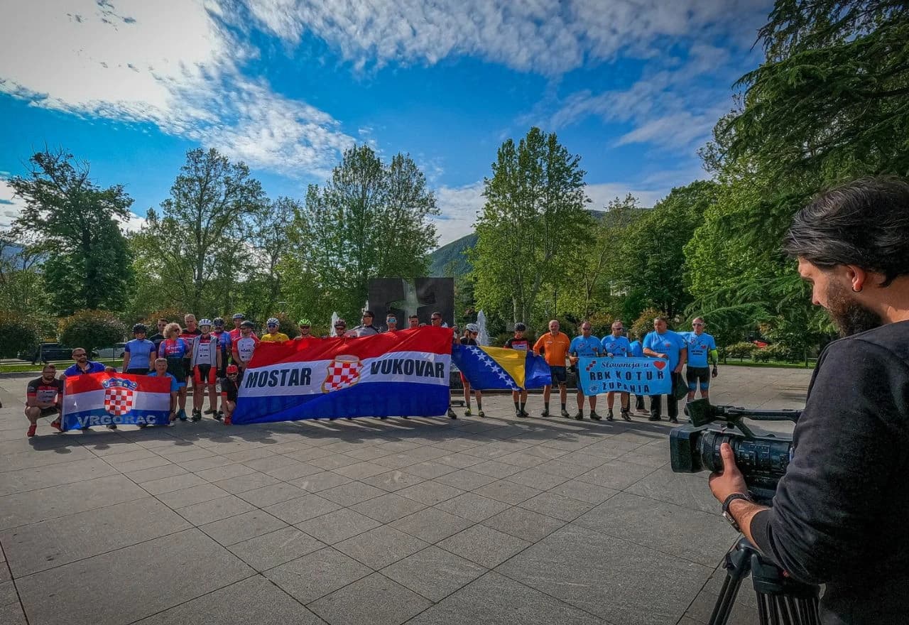 Biciklisti stigli u Vukovar: Svijeće, cvijeće i poruke mira na simboličnim mjestima