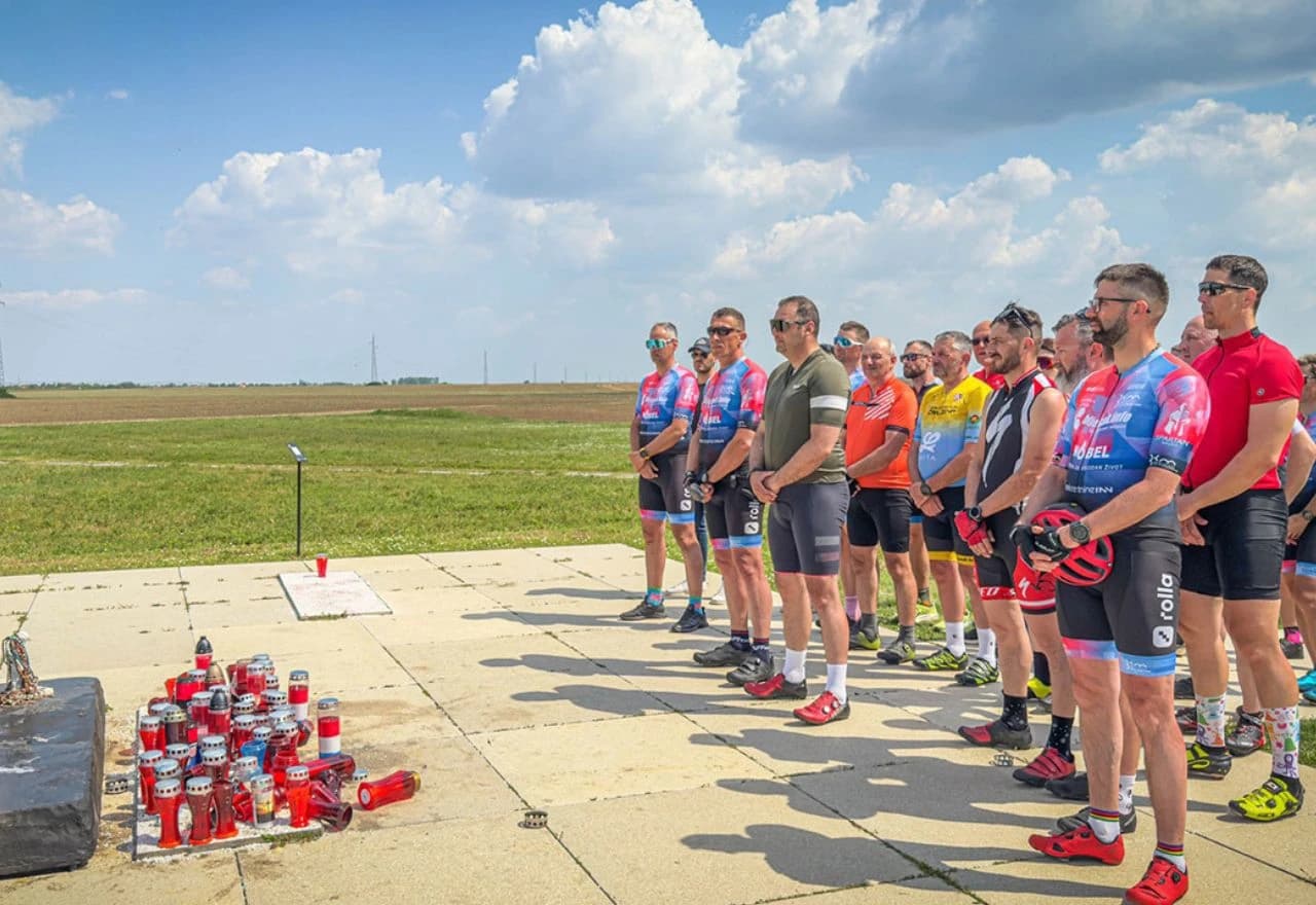 Biciklisti stigli u Vukovar: Svijeće, cvijeće i poruke mira na simboličnim mjestima