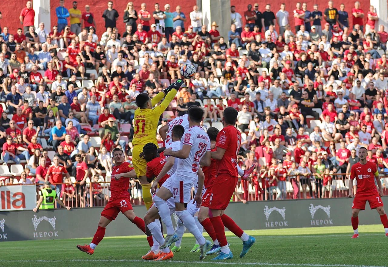 Osman Hadžikić golman FK Velež u skoku