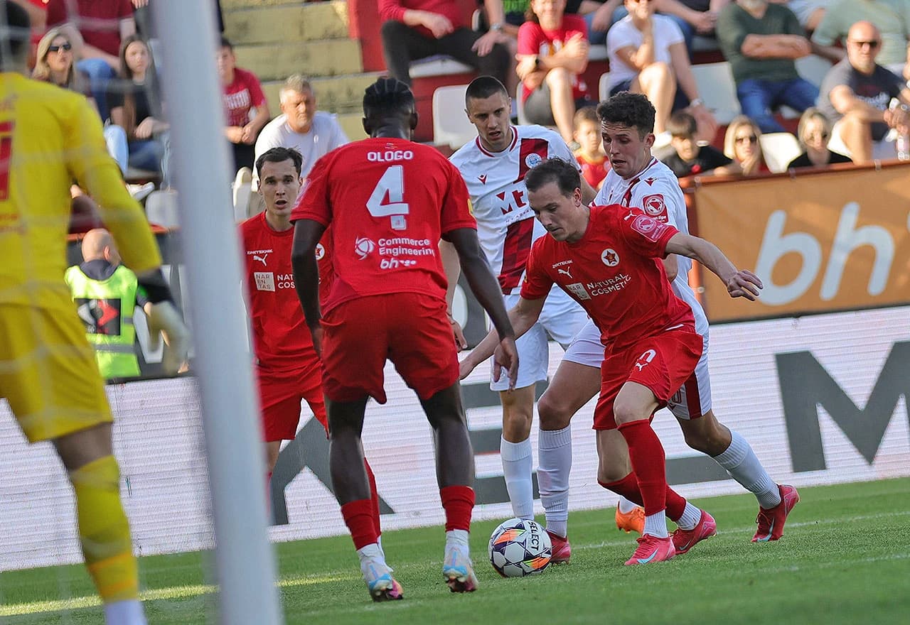 Nikola Srećković ispred Topića i Savića