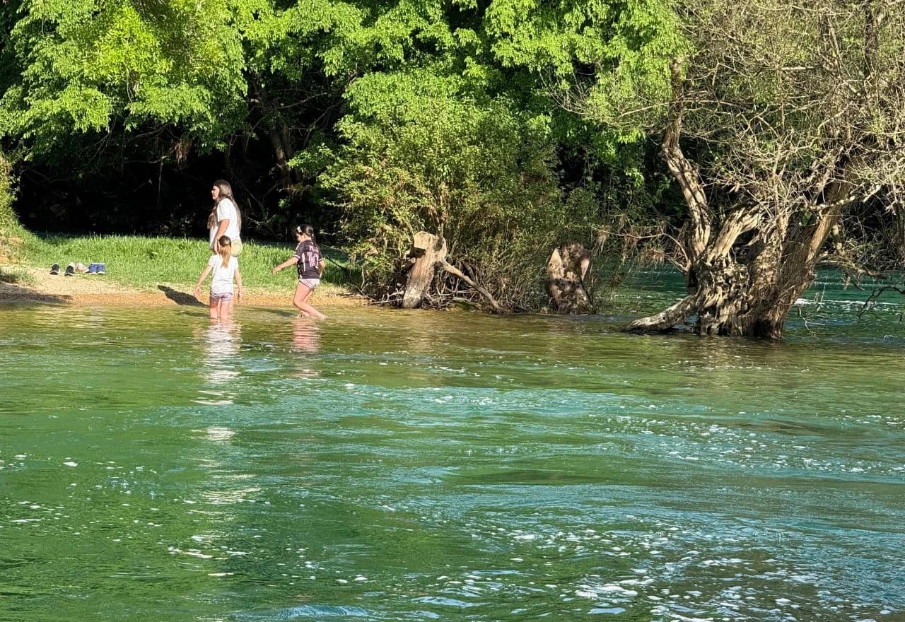 Hrabri se kupali, kafići puni: Sunčana nedjelja na Čeveljuši