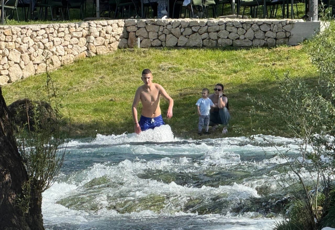 Hrabri se kupali, kafići puni: Sunčana nedjelja na Čeveljuši