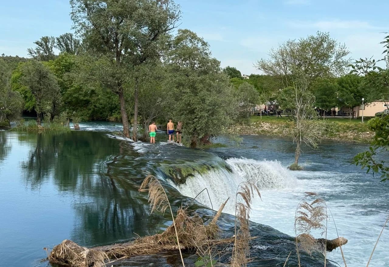 Hrabri se kupali, kafići puni: Sunčana nedjelja na Čeveljuši