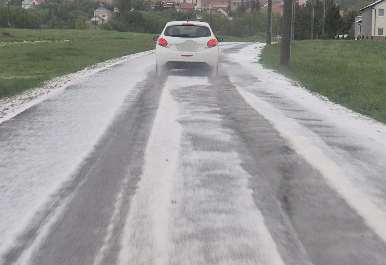 Nevrijeme praćeno jakom kišom, grmljavinom i krupom