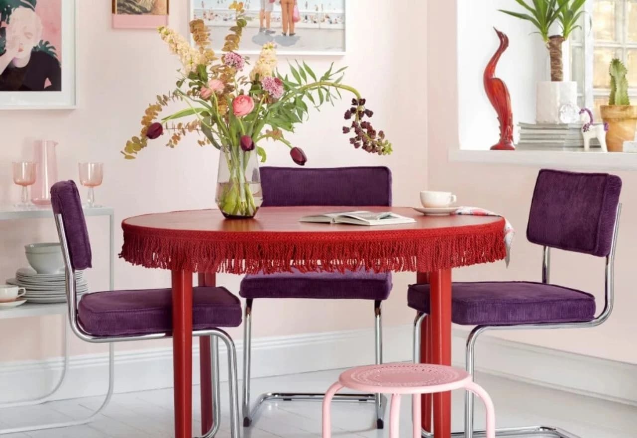 Crvena i ljubičasta boja interijera