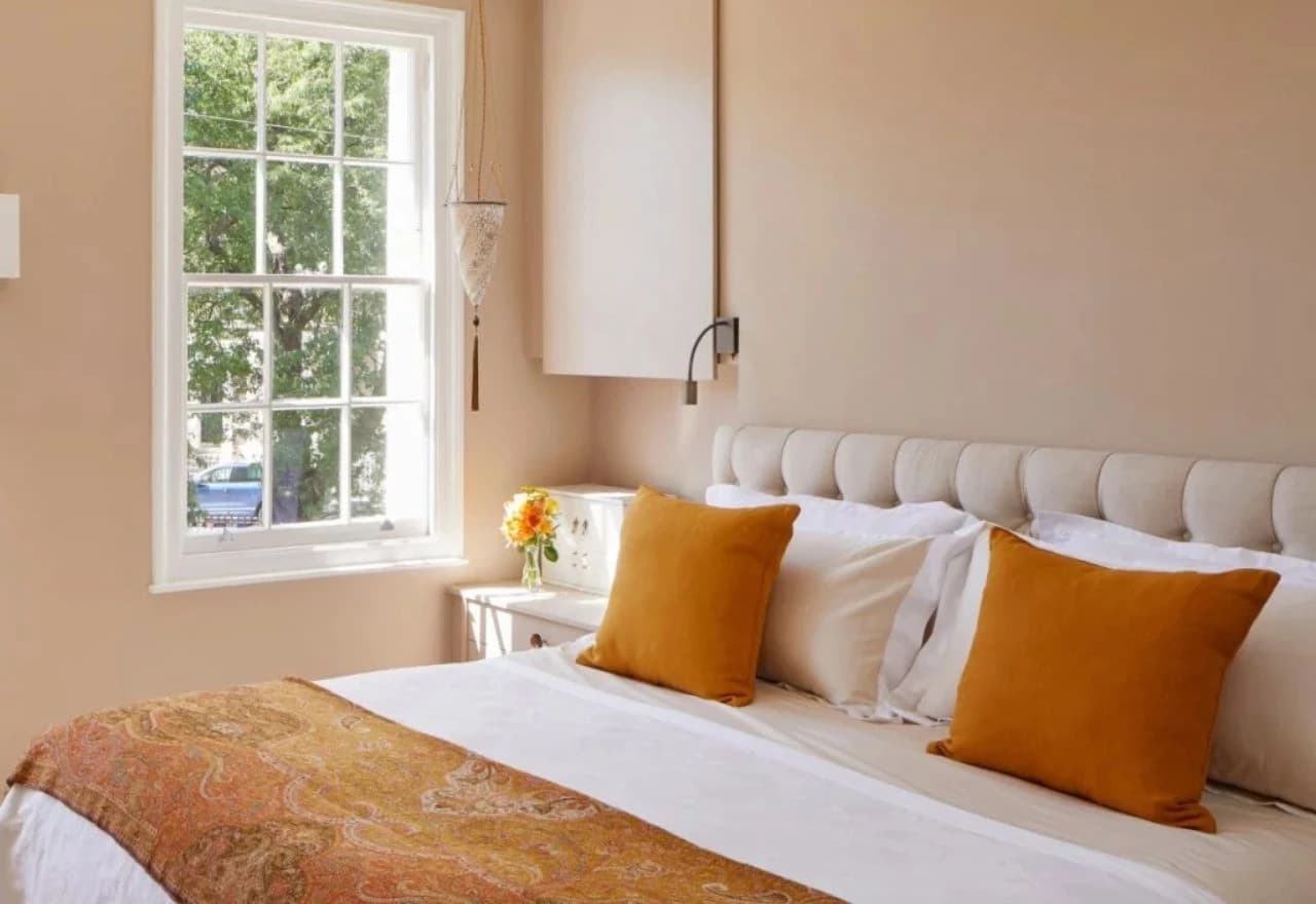 Oker i bež boja interijera