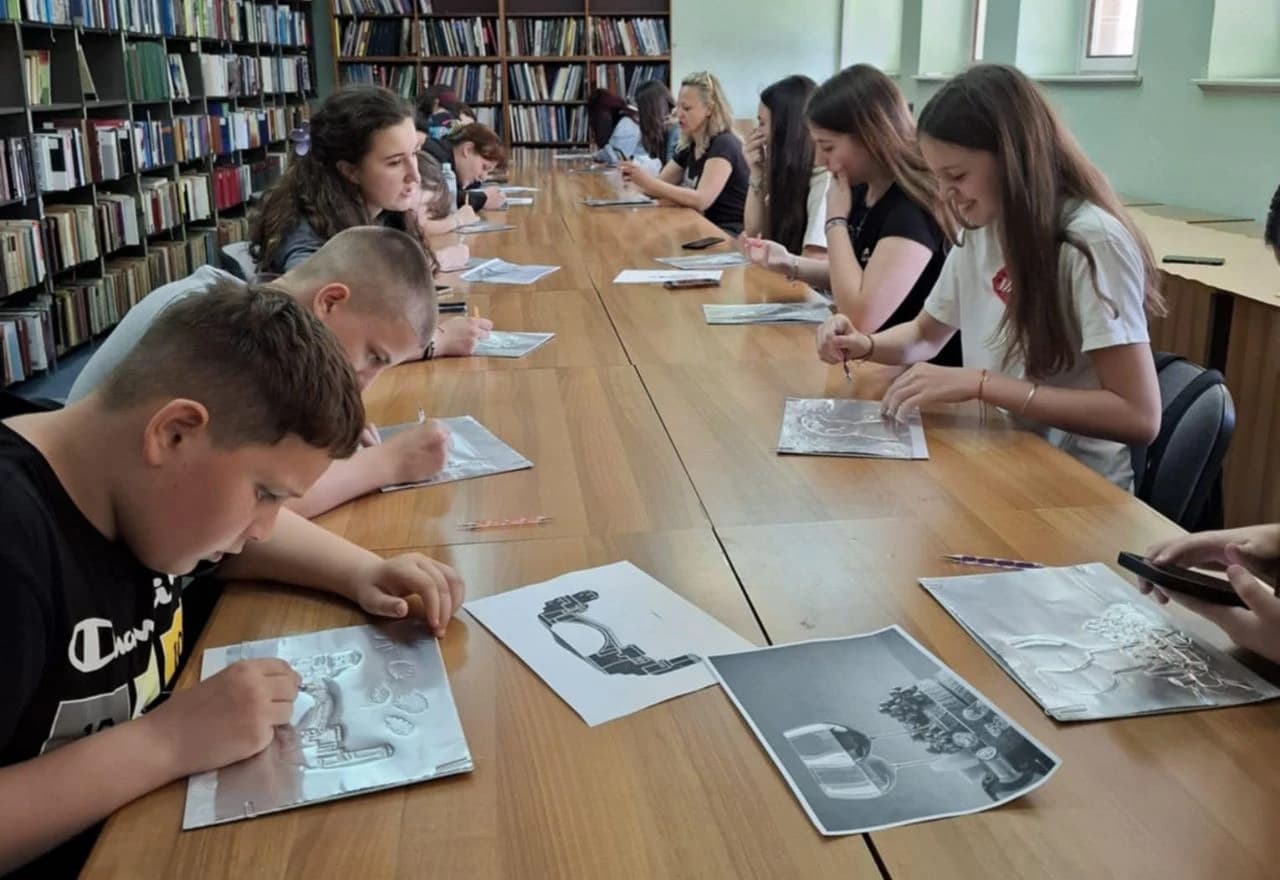 Likovna radionica ''Crtanje na foliji''