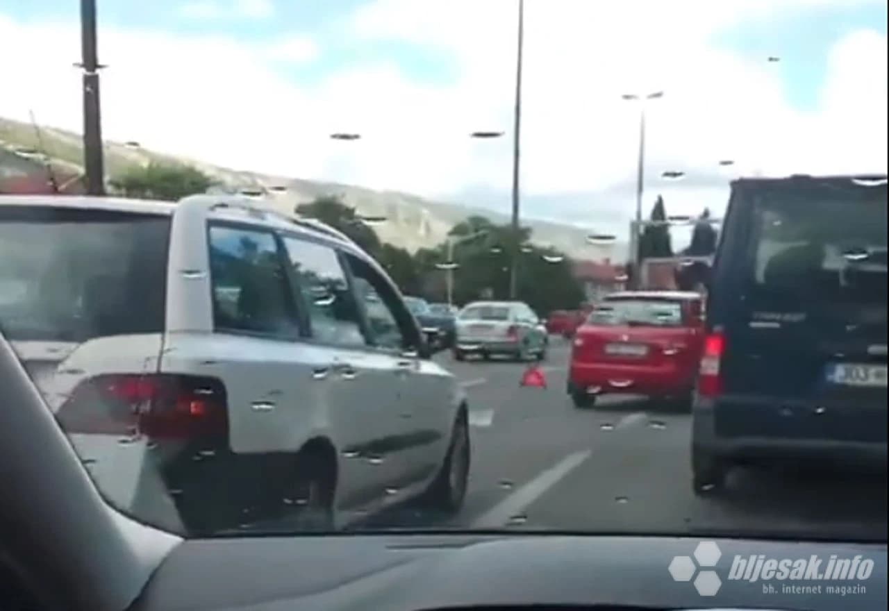 Sporo kretanje automobila po Bulevaru dodatno je usporilo vozilo u kvaru