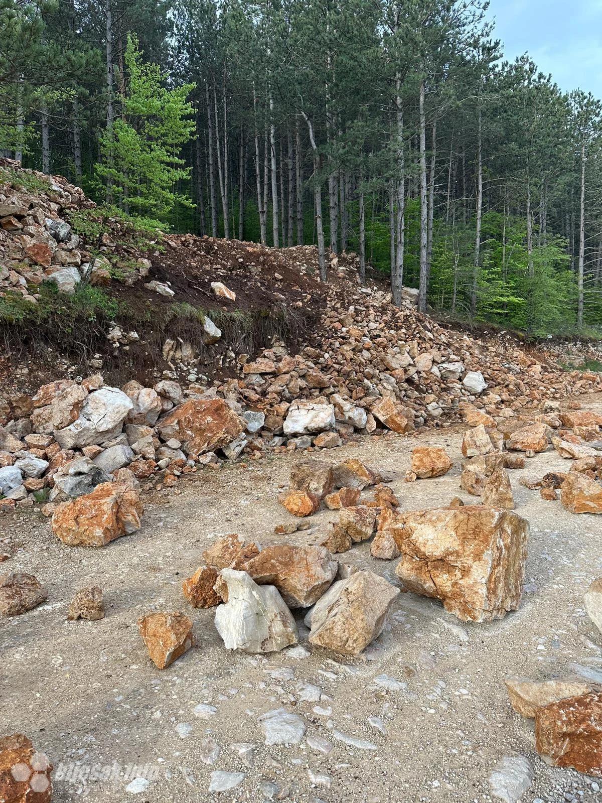 Odron na cesti, uzrokovan nelegalnom gradnjom