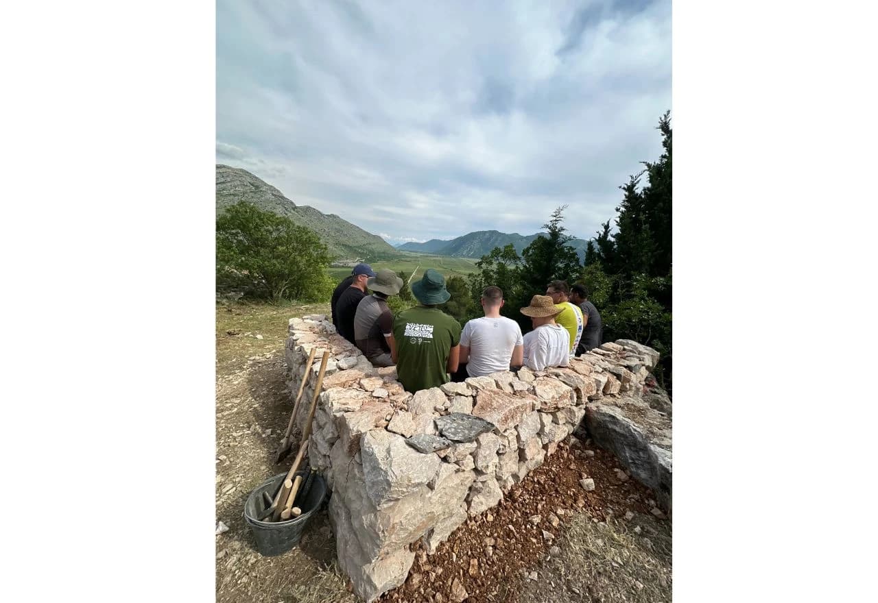 Izrada kamene klupe u sklopu radionice suhozida