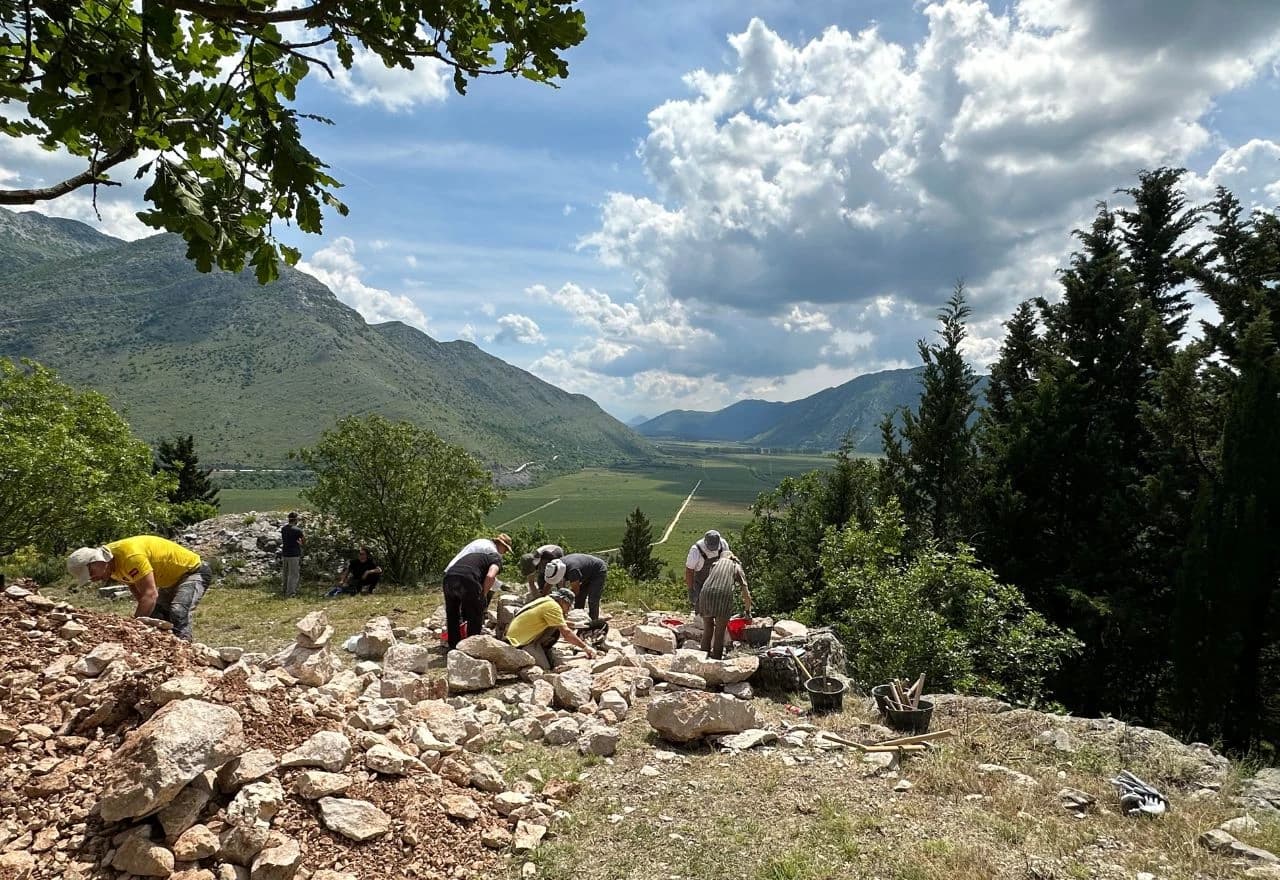 Izrada kamene klupe u sklopu radionice suhozida