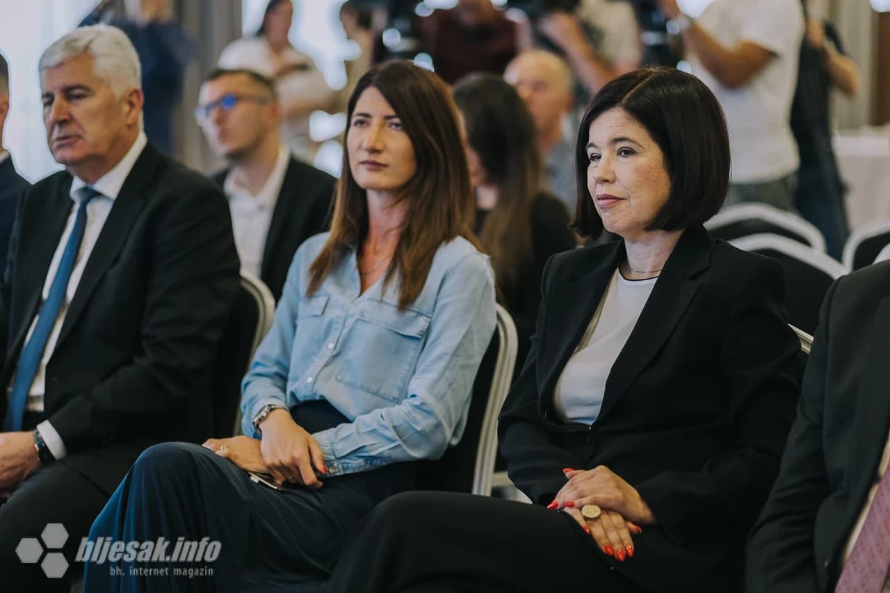 Političari na potpisivanju ugovora o donaciji