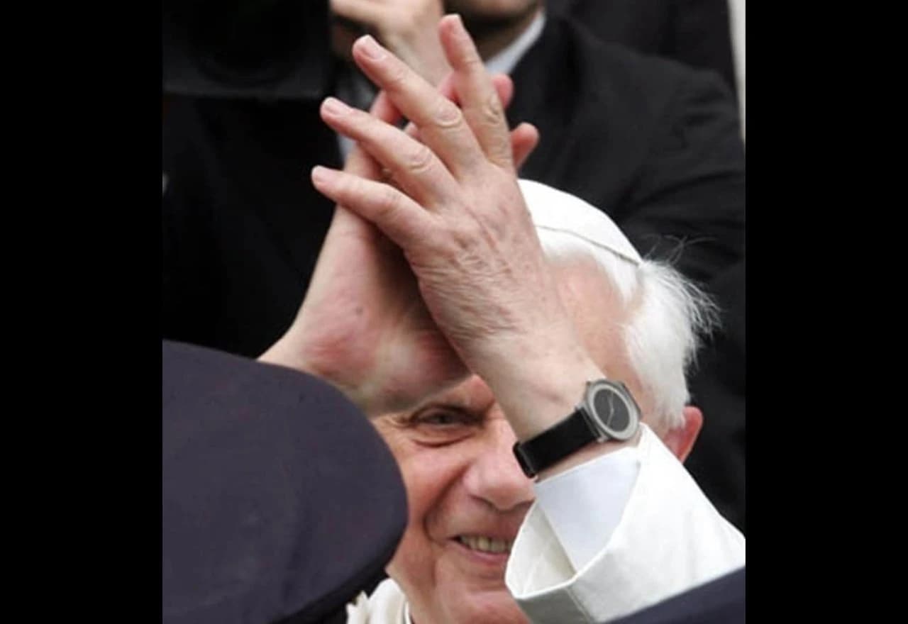 Ručni sat na ruci pape