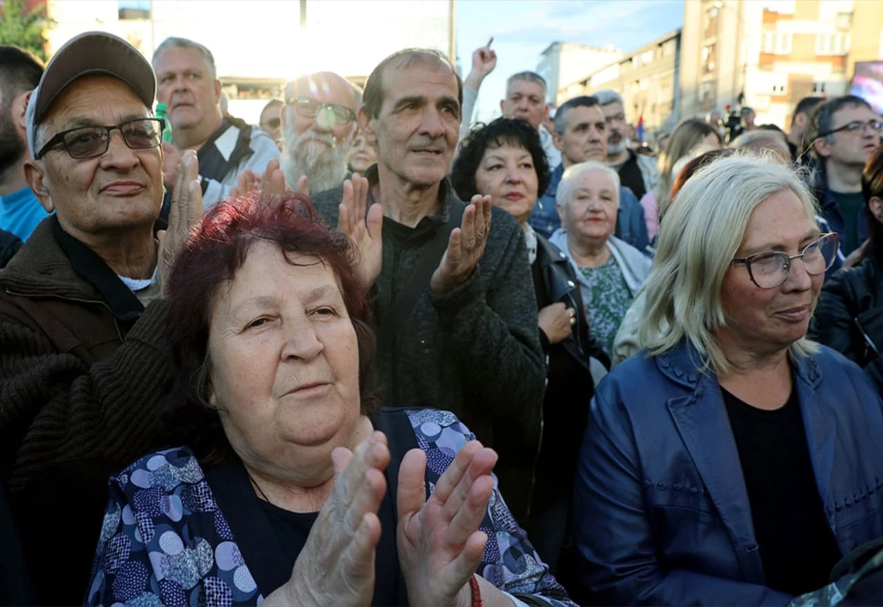 Vučić najavio besplatan prijevoz i udžbenike: ''Ne slušam više bahate''