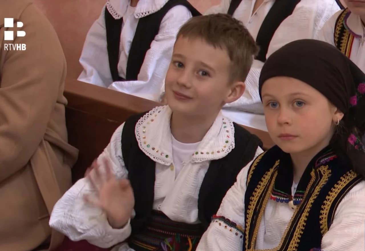 Mališani u narodnim nošnjama