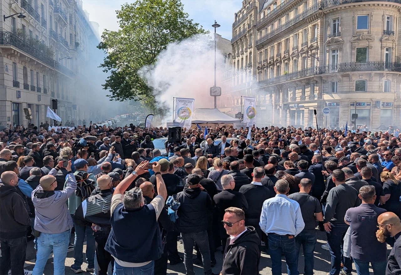 Policija u Parizu koristila suzavac protiv bijesnih taksista