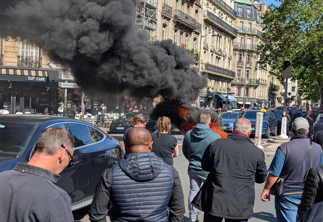 Policija u Parizu koristila suzavac protiv bijesnih taksista