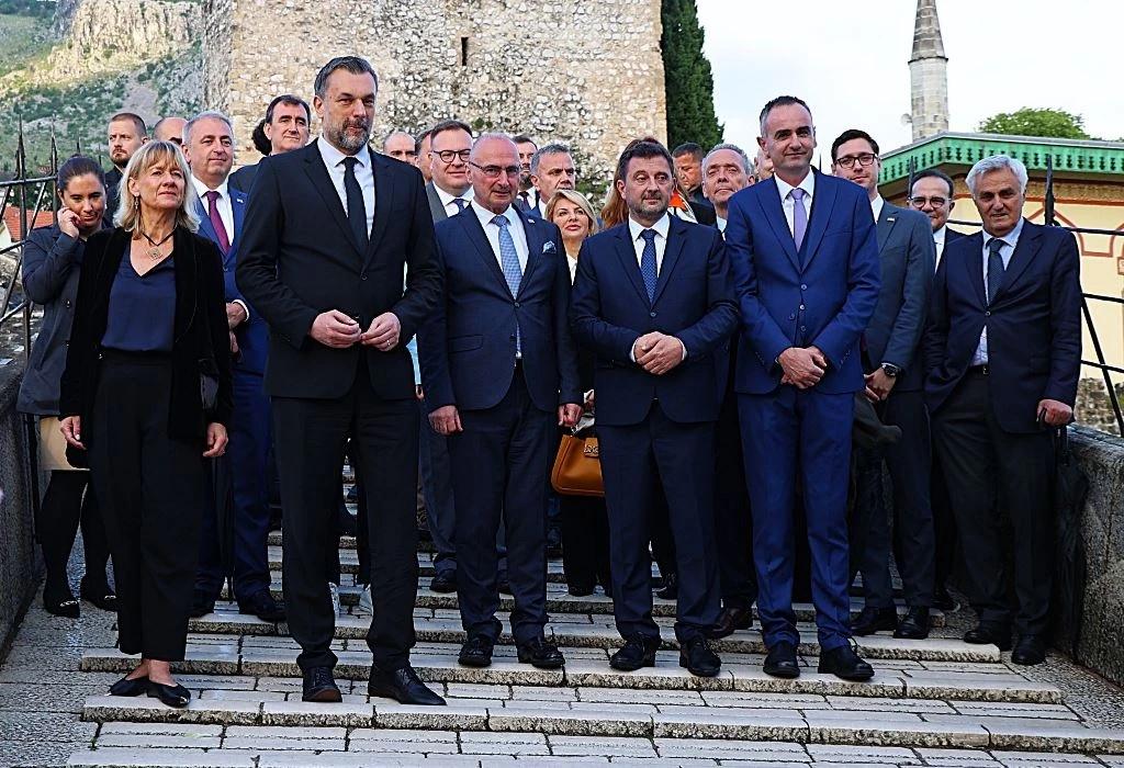 Delegacija na Starom mostu