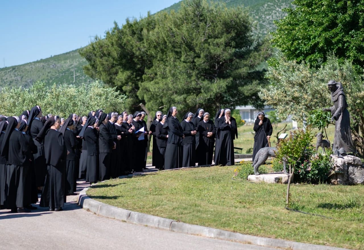 Časne sestre u molitvi