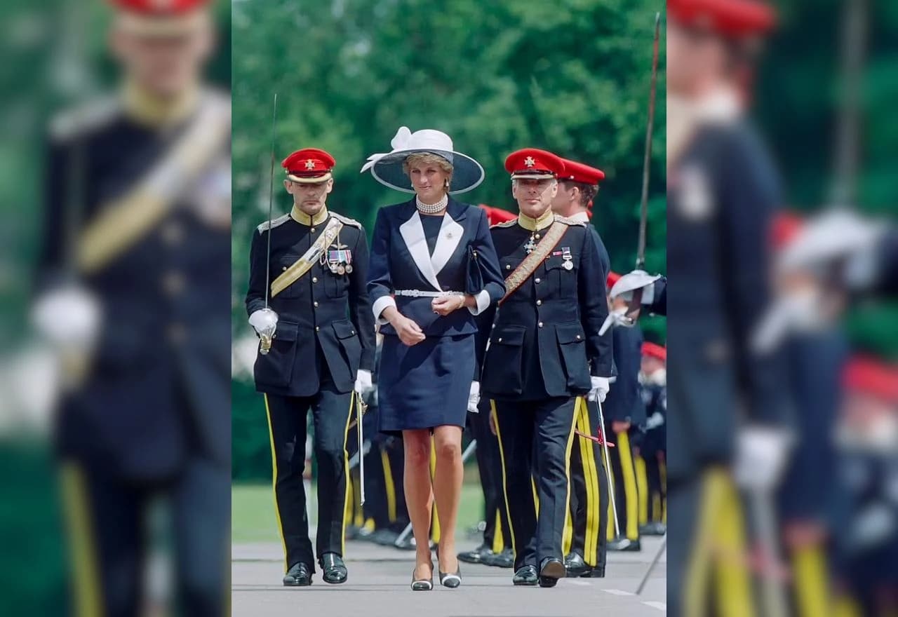 Pokojna princeza Diana je nosila sličnu tamnoplavu kreaciju
