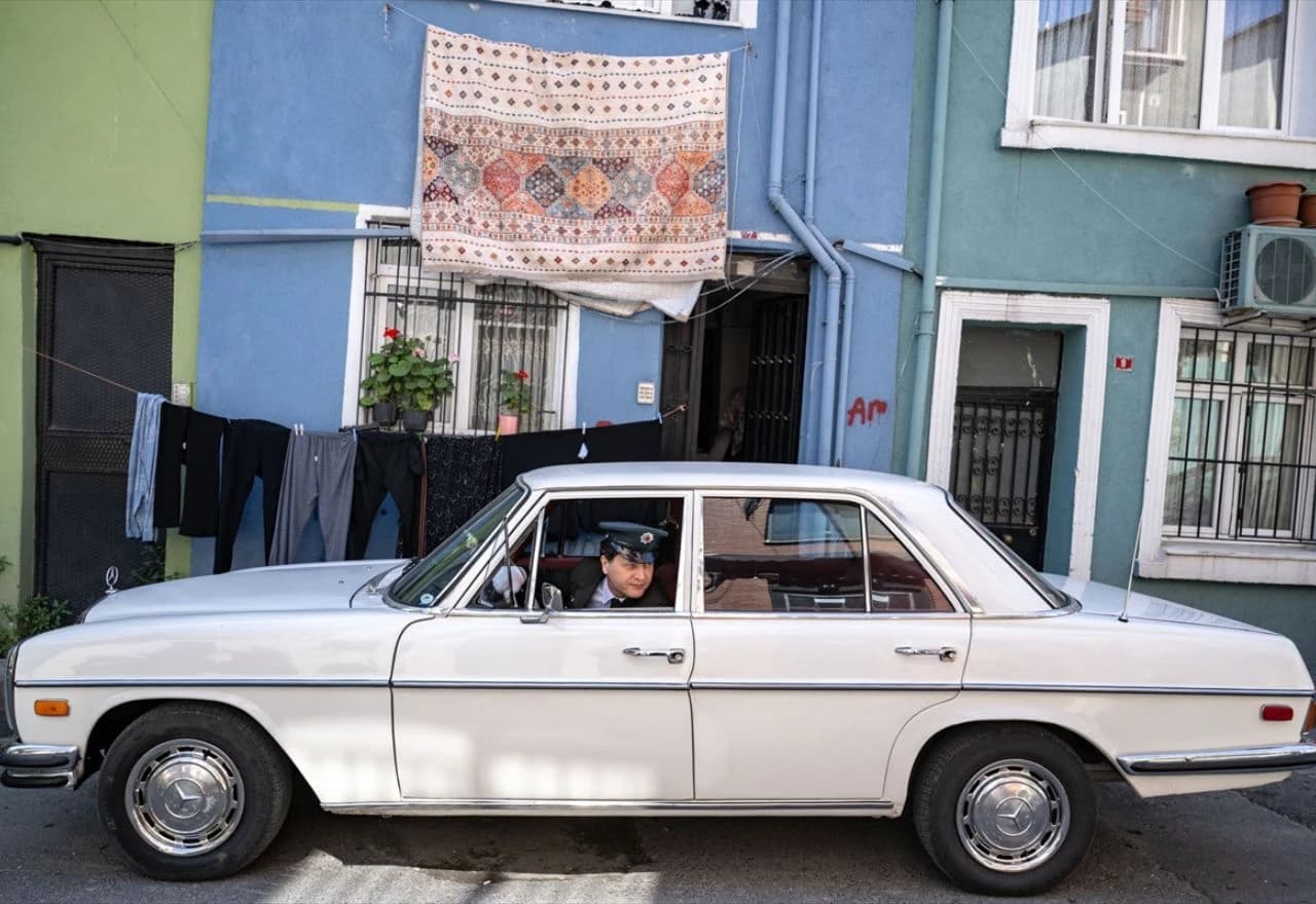 Ibrahim u bijelom oldtimeru