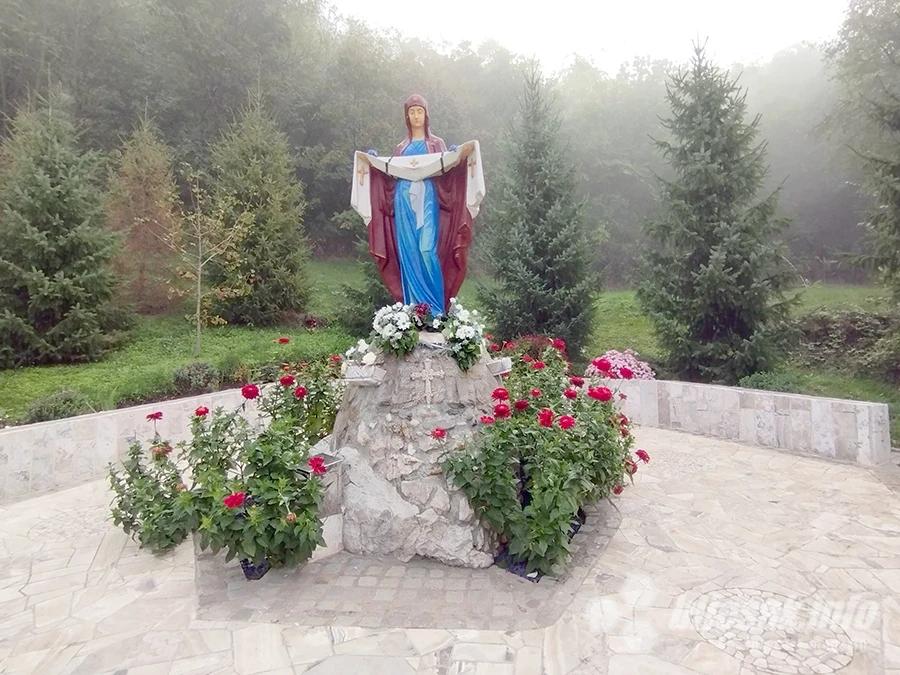 Bogorodica iznad manastira