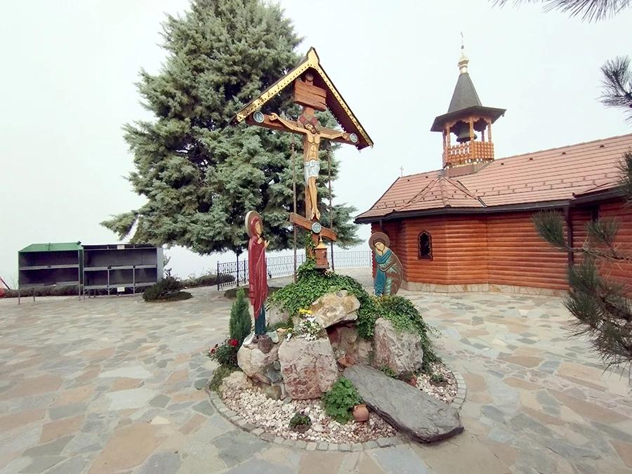 Detalj iz manastirske porte