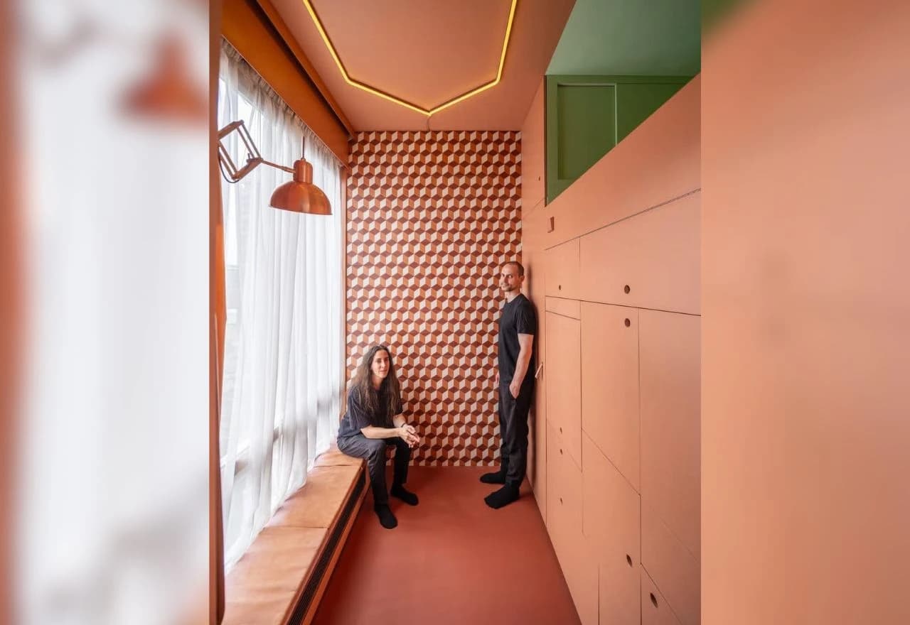 Dvoje ljudi u najmanjem stanu na svijetu