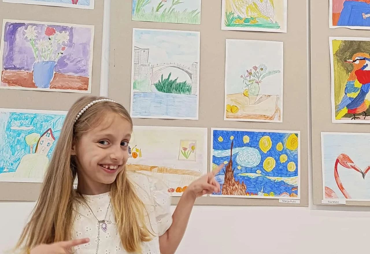 Djevojčica na otvorenju izložbe