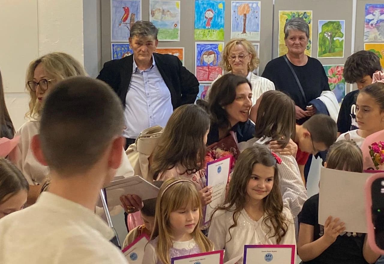 Djeca s diplomama na izložbi