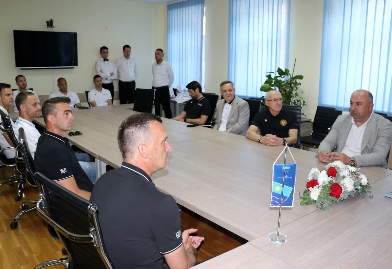 Nogometaši HŠK Zrinjski u prostorijama Vlade HNŽ