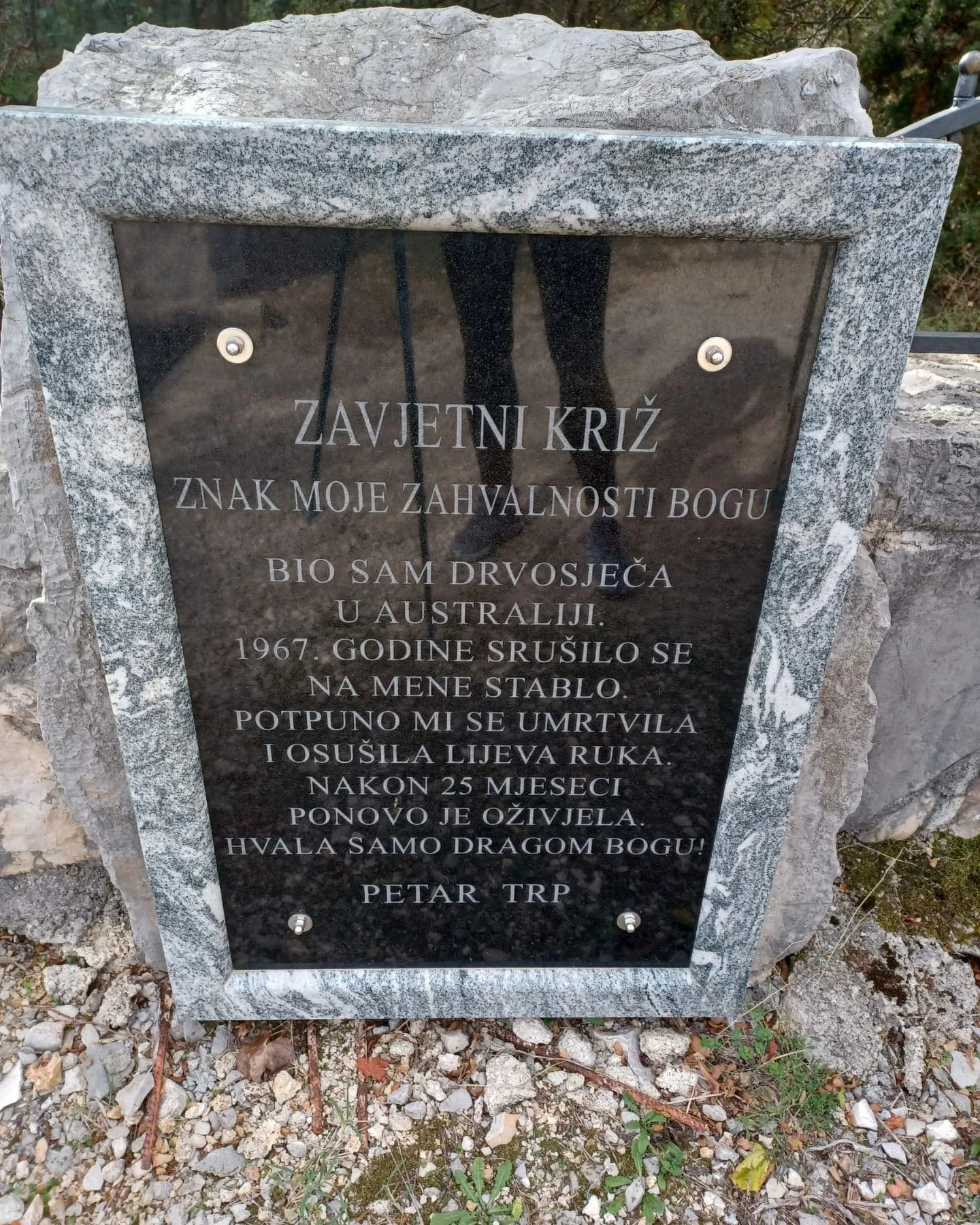 Ploča koja stoji uz zavjetni križ