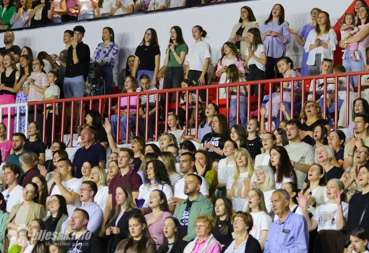 Publika ispunila stadion Pod Bijelim brijegom do posljednjeg mjesta