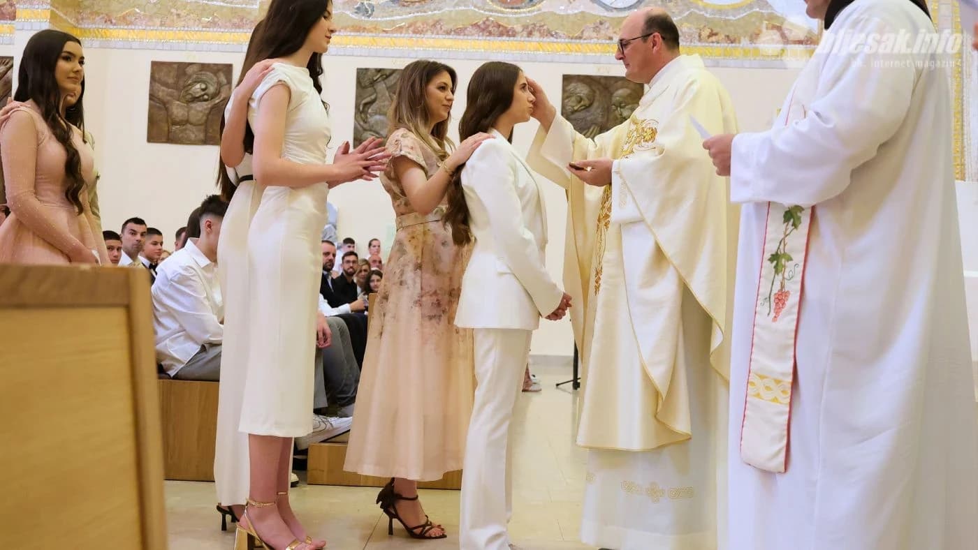 MOSTAR: Svečana misa i podjela krizme u crkvi sv. Petra i Pavla