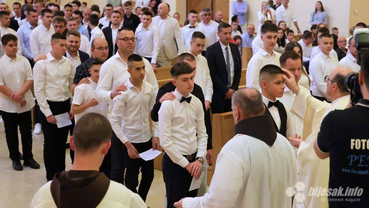 Svečana krizma u Mostaru: Mladi vjernici primili darove Duha Svetoga
