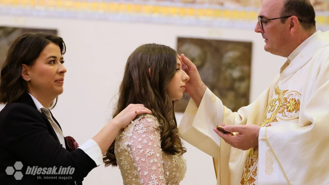 Krizma u Mostaru: Mladi primili sakrament potvrde u Župi sv. Petra i Pavla