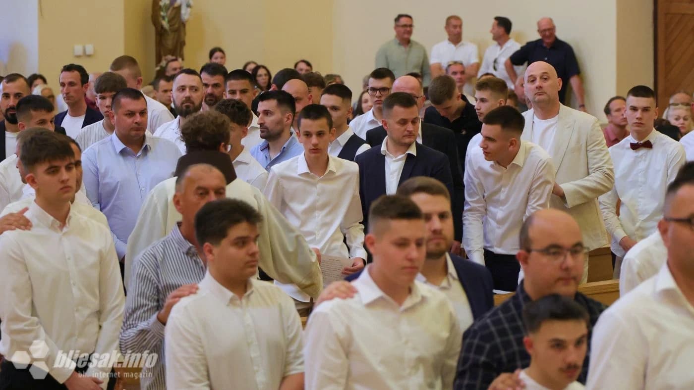 Krizma u Mostaru: 64 mladih primilo sakrament potvrde u Župi sv. Petra i Pavla